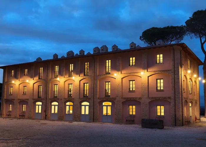 مزرعة للإقامة I Casali Del Pino *